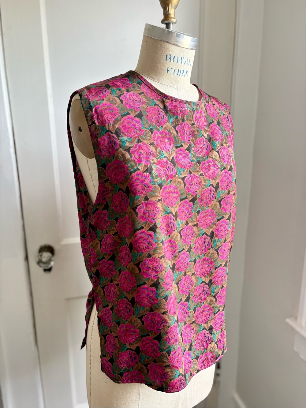 Vintage Point & Line Floral Sleeveless Shell Top